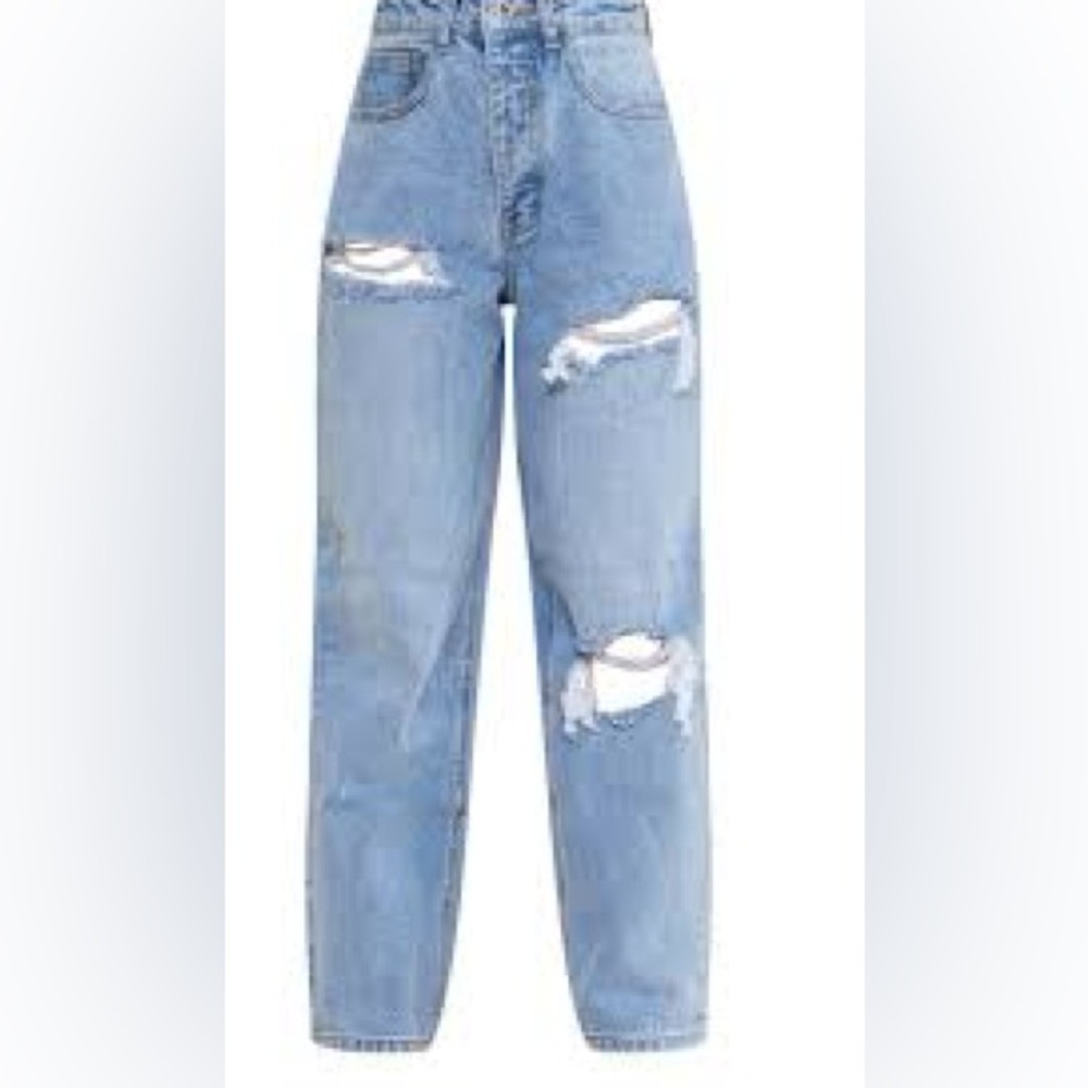 NWT PrettyLittleThing Tall - Distressed Cut Out Knee Jeans in Light Wash Blue
